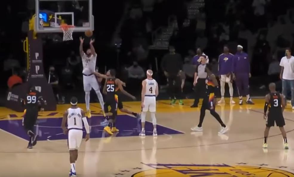 【影片】閃轉騰挪！一眉哥機動跑位接Caruso妙傳空接反身背扣殺死比賽！-黑特籃球-NBA新聞影音圖片分享社區