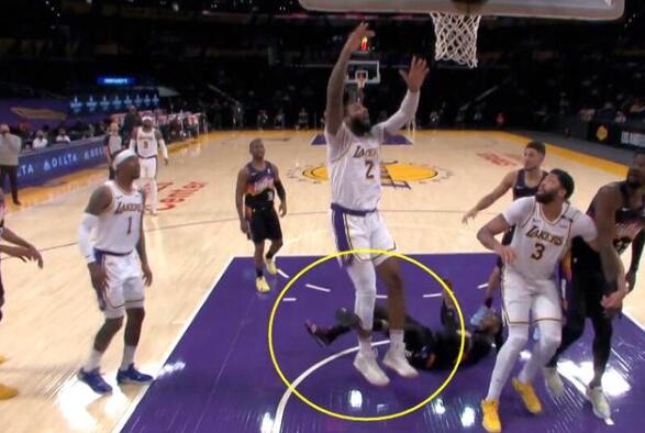 【影片】莊神這一球什麼水平?籃下空如大海,竟然放籃不進,活該最後時刻被棄用!-黑特籃球-NBA新聞影音圖片分享社區