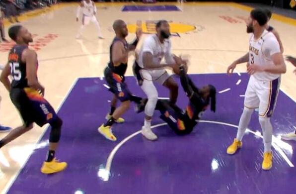 【影片】莊神這一球什麼水平?籃下空如大海,竟然放籃不進,活該最後時刻被棄用!-黑特籃球-NBA新聞影音圖片分享社區