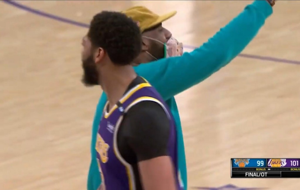 【影片】贏球就是如此霸氣!詹眉聯手隔空挑釁尼克鐵粉斯派克-李,火藥味太濃恩怨誕生!-黑特籃球-NBA新聞影音圖片分享社區