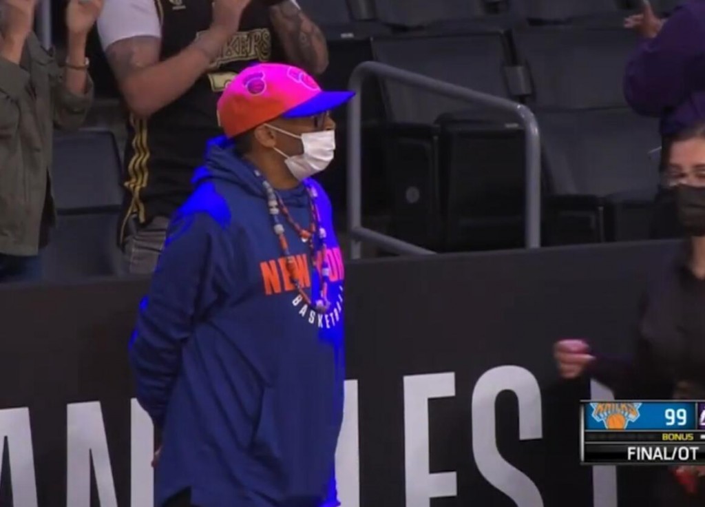 【影片】贏球就是如此霸氣!詹眉聯手隔空挑釁尼克鐵粉斯派克-李,火藥味太濃恩怨誕生!-黑特籃球-NBA新聞影音圖片分享社區