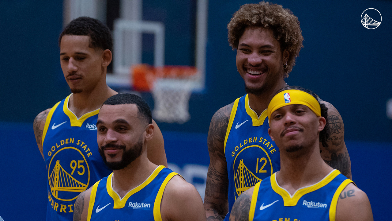 勇士全家福:Wiseman手持雙拐杖站C位,小將Poole並列浪花兄弟坐第一排!-黑特籃球-NBA新聞影音圖片分享社區