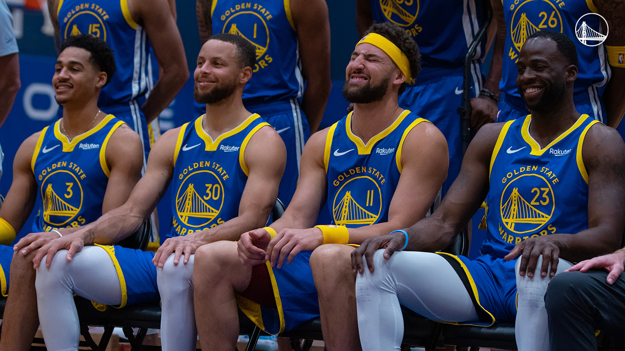 勇士全家福:Wiseman手持雙拐杖站C位,小將Poole並列浪花兄弟坐第一排!-黑特籃球-NBA新聞影音圖片分享社區