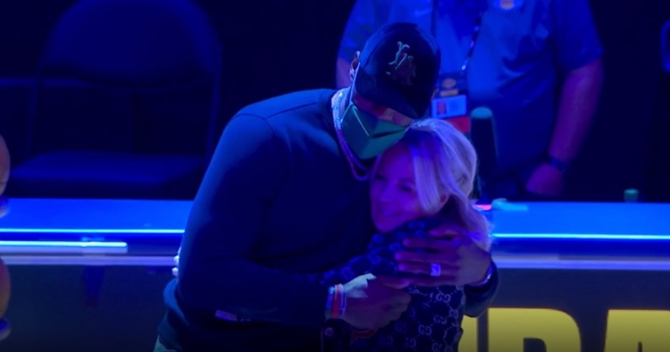 【影片】We are the champions!湖人正式升起第17面冠軍旗幟,詹眉和女老闆擁抱致意!-黑特籃球-NBA新聞影音圖片分享社區