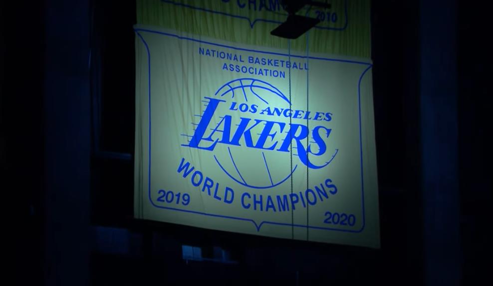 【影片】We are the champions!湖人正式升起第17面冠軍旗幟,詹眉和女老闆擁抱致意!-黑特籃球-NBA新聞影音圖片分享社區