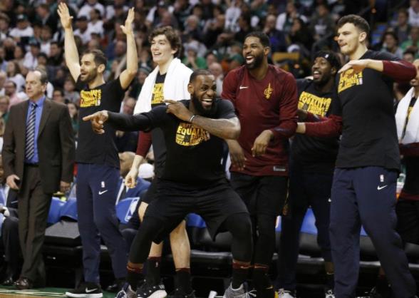 狂飆22記三分刷新紀錄！公鹿一星四射堪比94版火箭，字母哥感受「詹式幸福」！（影）-黑特籃球-NBA新聞影音圖片分享社區