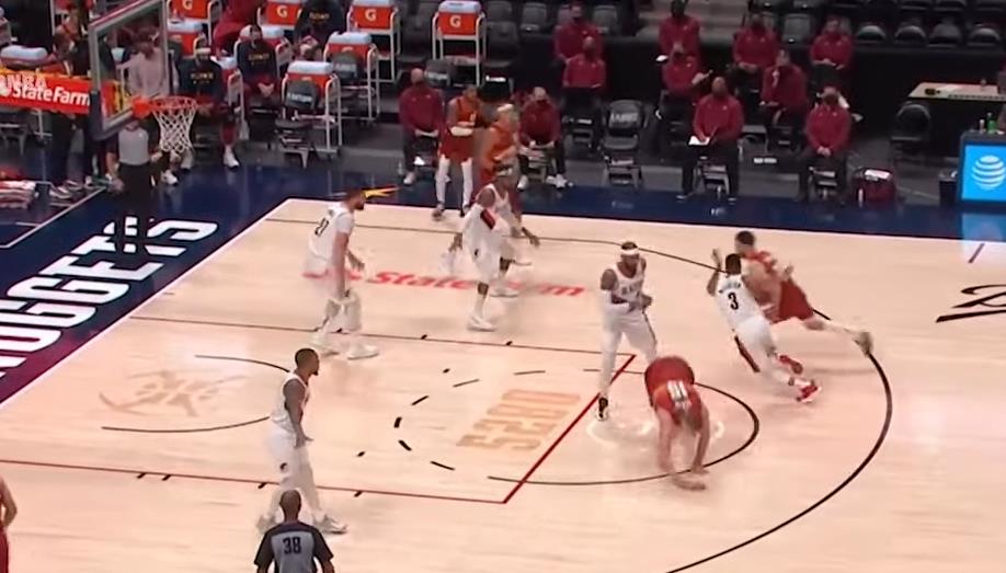 【影片】險些衝突！甜瓜從身後推倒Jokic被判一級惡犯，隨後他被氣笑了！-黑特籃球-NBA新聞影音圖片分享社區