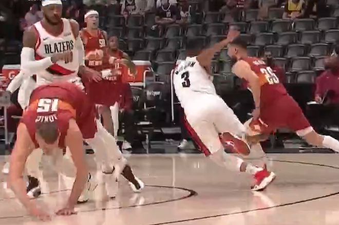 【影片】險些衝突！甜瓜從身後推倒Jokic被判一級惡犯，隨後他被氣笑了！-黑特籃球-NBA新聞影音圖片分享社區