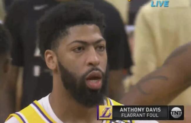 【影片】男人的痛！一眉哥出手投籃連貫動作踢到對手襠部，後者痛苦倒地，戴維斯被吹一級惡犯！-黑特籃球-NBA新聞影音圖片分享社區