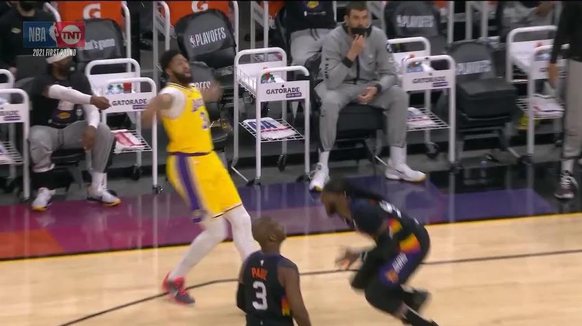 【影片】一眉哥踢襠犯規遭惡搞！美媒曬追夢綠趣圖調侃：你踢得還不夠狠-黑特籃球-NBA新聞影音圖片分享社區