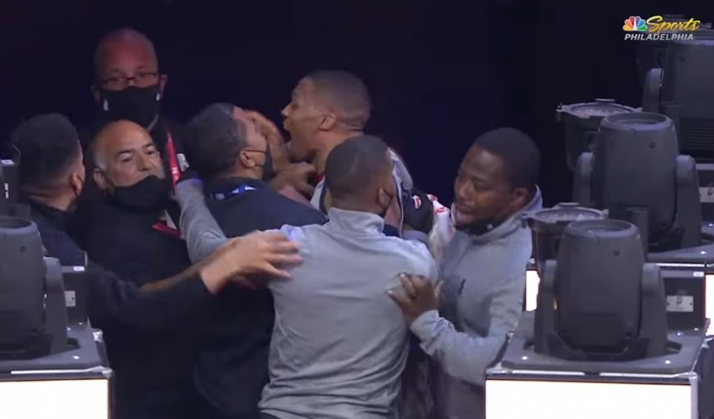 【影片】繼威少被扔爆米花後,吹楊也遭到球迷吐口水,NBA真該出面管管了!-黑特籃球-NBA新聞影音圖片分享社區
