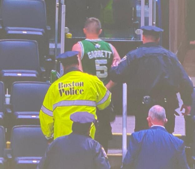 【影片】太過分了!厄文在返回更衣室被球迷扔水瓶,後者被警方逮捕直接帶走!-黑特籃球-NBA新聞影音圖片分享社區