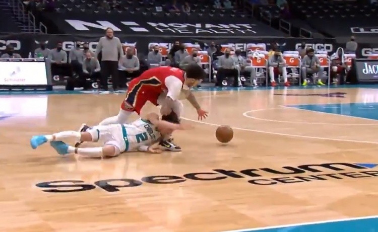 亲兄弟明算账！三球正面防守大球 倒地奋力拼抢险些完成抢断