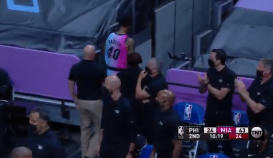【影片】衝突!Ariza和Embiid互噴雙雙吃T,40歲老將怒推Howard被驅逐離場!-黑特籃球-NBA新聞影音圖片分享社區