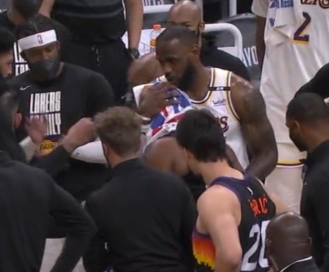 【影片】真硬漢!CP3右肩挫傷治療後回歸比賽,詹姆斯第一時間上前關心好兄弟!-黑特籃球-NBA新聞影音圖片分享社區