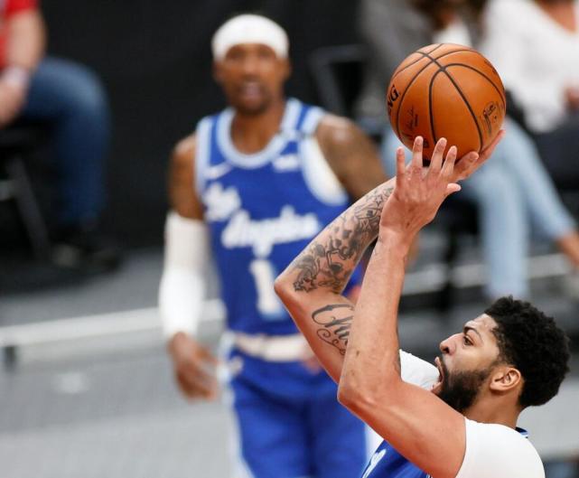 14+6+4！ 湖人濃眉化身控衛太拼，小加上場就立功，利拉德半場19分