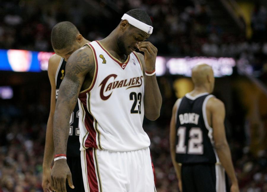 Tim Duncan's message to LeBron James after beating the Cavs in the 2007  Finals | For The Win