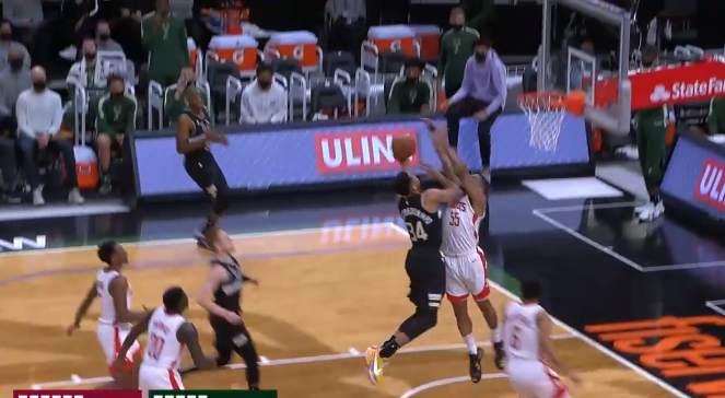 【影片】這技術太細膩!字母哥抄截後1打3一條龍,背後運球+虛晃+對抗上籃!-黑特籃球-NBA新聞影音圖片分享社區