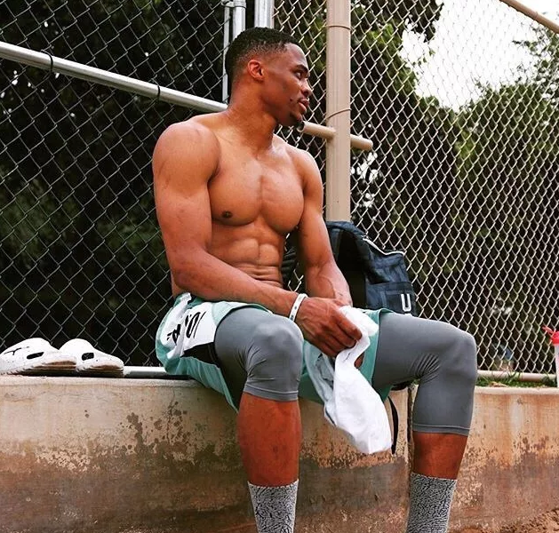 有一種肌肉叫做NBA球員的胸肌!詹姆斯如鋼鐵,Malone胸肌堪稱完美-黑特籃球-NBA新聞影音圖片分享社區