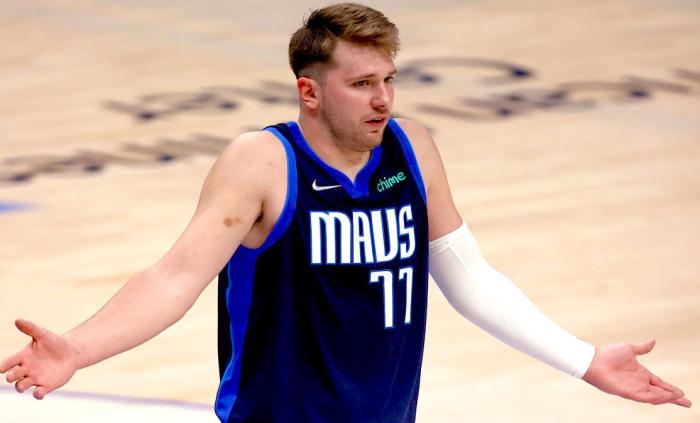 【影片】猛擊對手下身遭驅逐!東契奇賽後回應惡犯事件:很明顯我不是故意的!-黑特籃球-NBA新聞影音圖片分享社區