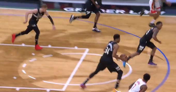 【影片】這技術太細膩!字母哥抄截後1打3一條龍,背後運球+虛晃+對抗上籃!-黑特籃球-NBA新聞影音圖片分享社區