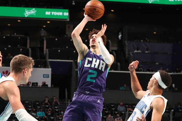 拉梅罗-鲍尔跳投全失，仍22中11砍下27+6+6