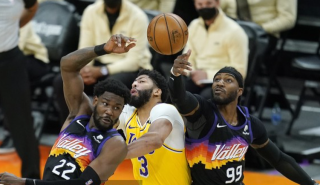 【影片】一眉哥踢襠犯規遭惡搞！美媒曬追夢綠趣圖調侃：你踢得還不夠狠-黑特籃球-NBA新聞影音圖片分享社區