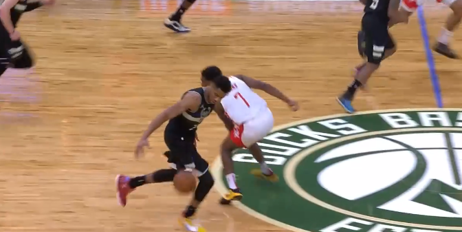 【影片】這技術太細膩!字母哥抄截後1打3一條龍,背後運球+虛晃+對抗上籃!-黑特籃球-NBA新聞影音圖片分享社區