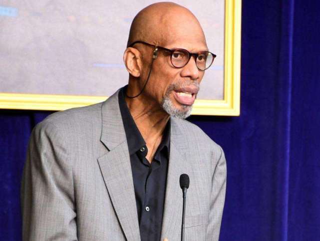 Russell已87歲高齡，未來誰能代替他頒發FMVP獎杯？縱觀整個NBA可能就這三人！-黑特籃球-NBA新聞影音圖片分享社區