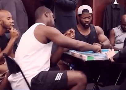 NBA球員在更衣室都幹嘛?有人吃東西,K湯看報紙,還有人在打麻將!-黑特籃球-NBA新聞影音圖片分享社區