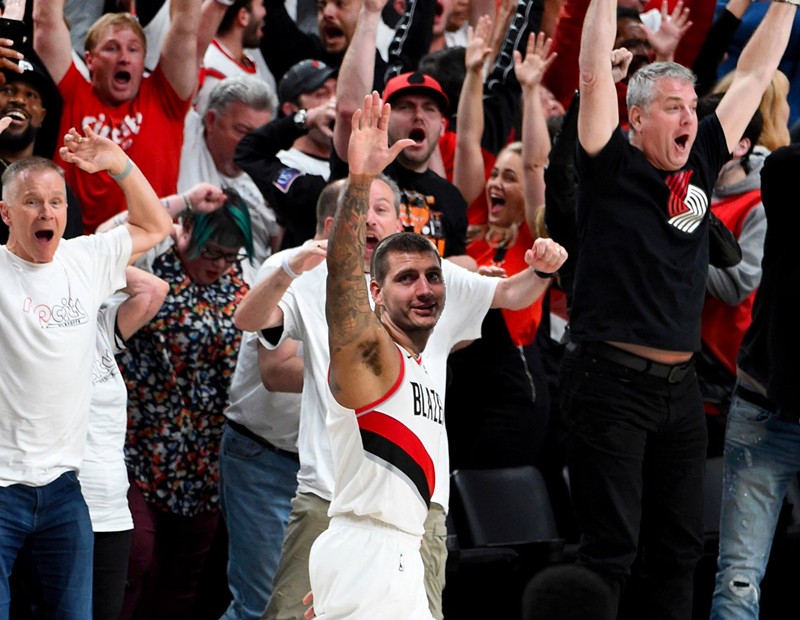 Lillard出局!網友卻惡搞他,經典揮手被P成Jokic:回家的時間到了!-黑特籃球-NBA新聞影音圖片分享社區