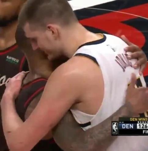 昂首離開!Lillard難挽敗局,賽后擁抱對手,眼眶泛紅落寞離場!(影)-黑特籃球-NBA新聞影音圖片分享社區