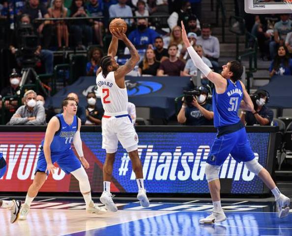 打的就是你!Leonard連續點名單打東契奇,25中18瘋砍45分平生涯紀錄!(影)-黑特籃球-NBA新聞影音圖片分享社區