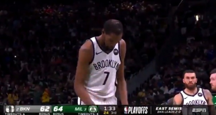 這也太過分了！第三節末Durant上罰球線公鹿現場球迷大喊：F**K KD！-黑特籃球-NBA新聞影音圖片分享社區