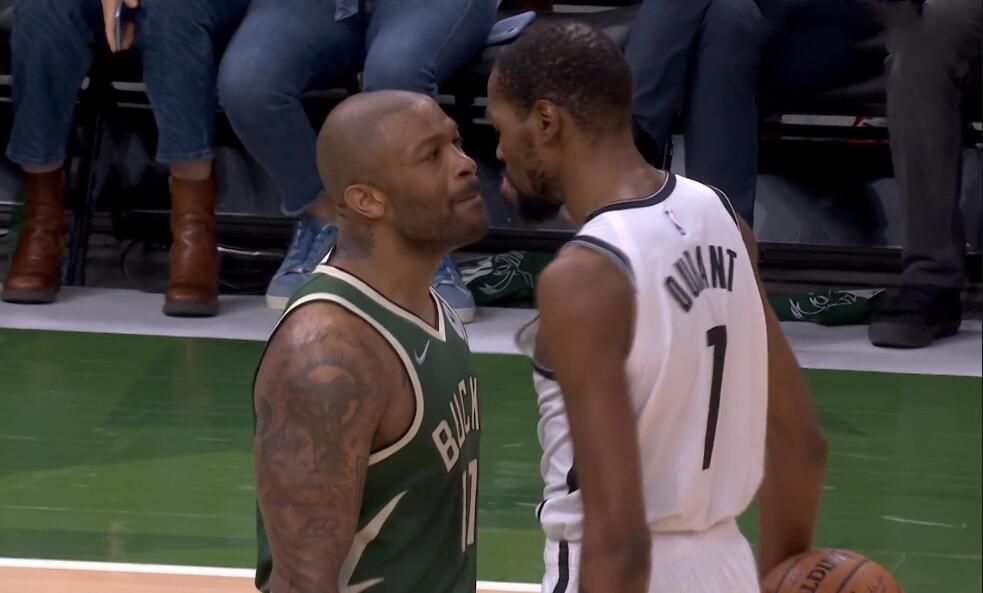 【影片】火爆一幕!杜蘭特和塔克發生言語衝突,一度貼面互噴差點親上,雙雙吃技犯場面混亂!-黑特籃球-NBA新聞影音圖片分享社區