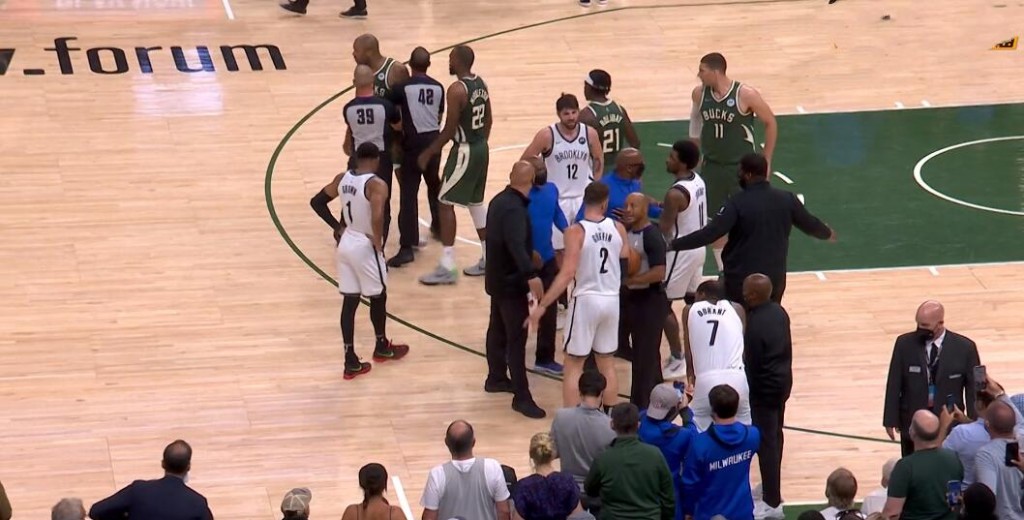 【影片】火爆一幕!杜蘭特和塔克發生言語衝突,一度貼面互噴差點親上,雙雙吃技犯場面混亂!-黑特籃球-NBA新聞影音圖片分享社區