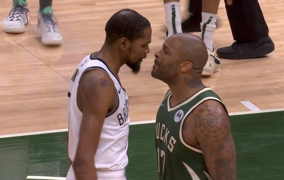 【影片】火爆一幕!杜蘭特和塔克發生言語衝突,一度貼面互噴差點親上,雙雙吃技犯場面混亂!-黑特籃球-NBA新聞影音圖片分享社區