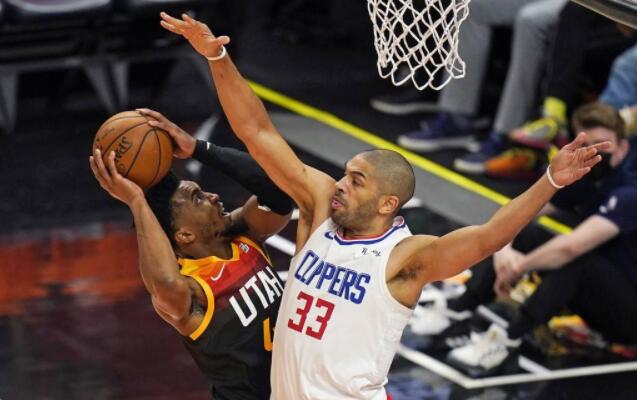 爵士2-0快艇 | 米球37分，Clarkson爆發轟24分，Leonard 21+5，爵士再勝快艇！（影）-黑特籃球-NBA新聞影音圖片分享社區