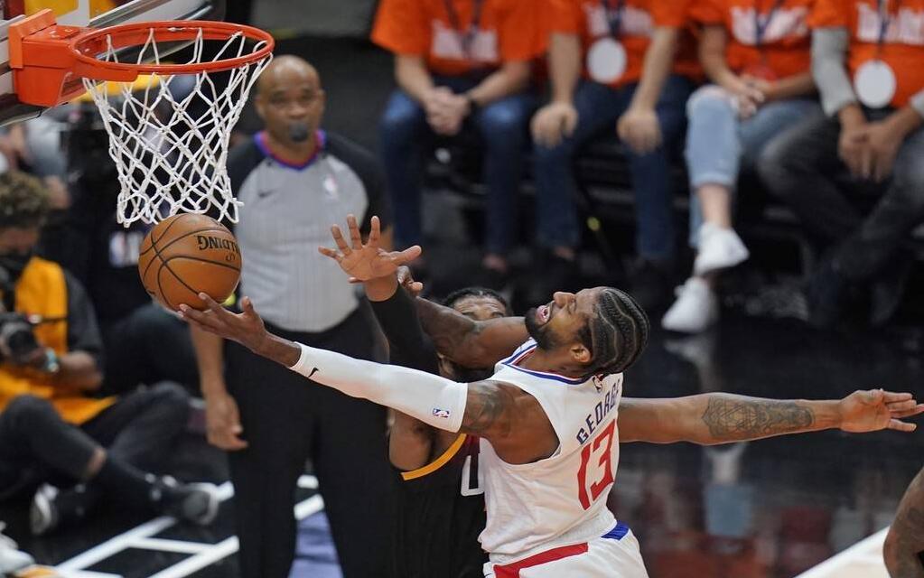 爵士2-0快艇 | 米球37分，Clarkson爆發轟24分，Leonard 21+5，爵士再勝快艇！（影）-黑特籃球-NBA新聞影音圖片分享社區