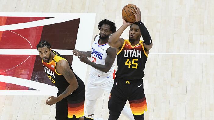 季後賽生涯場均28.4分位歷史第6！詹姆斯讚美Mitchell神奇表現：確實很像2006年的韋德！-黑特籃球-NBA新聞影音圖片分享社區