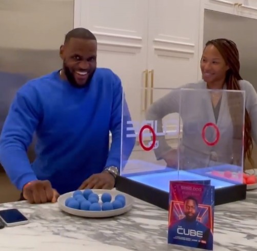 James與妻子玩趣味遊戲!為Wade主持的遊戲綜藝做宣傳-黑特籃球-NBA新聞影音圖片分享社區