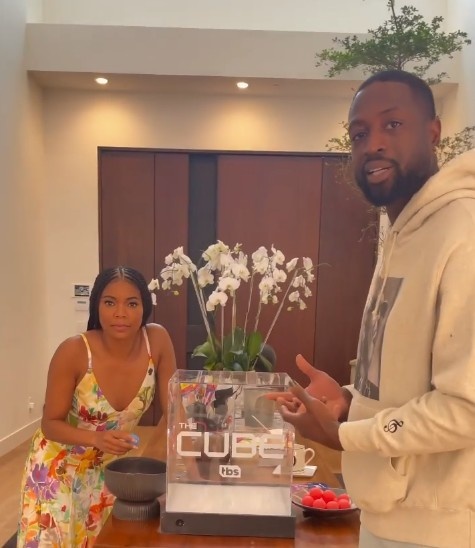 James與妻子玩趣味遊戲!為Wade主持的遊戲綜藝做宣傳-黑特籃球-NBA新聞影音圖片分享社區