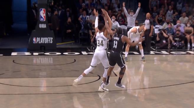 【影片】字母哥疑似墊腳,哈登痛苦倒地!解說:他的防守習慣確實不太好!-黑特籃球-NBA新聞影音圖片分享社區