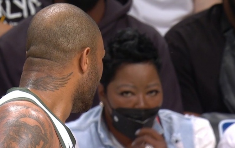 享受比賽！Tucker犯規後與杜蘭特媽媽閒聊，兩人有說有笑-黑特籃球-NBA新聞影音圖片分享社區