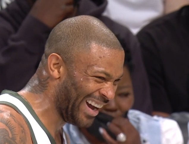 享受比賽！Tucker犯規後與杜蘭特媽媽閒聊，兩人有說有笑-黑特籃球-NBA新聞影音圖片分享社區