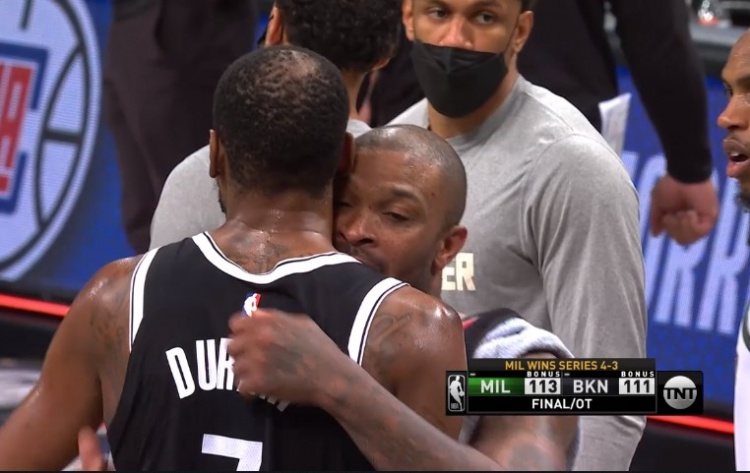 Respect！Tucker賽后與杜蘭特緊緊擁抱-黑特籃球-NBA新聞影音圖片分享社區