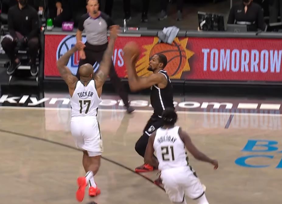 【影片】都怪腳太大?KD末節生死時刻單挑Tucker,高難度轉身後仰絕平!-黑特籃球-NBA新聞影音圖片分享社區