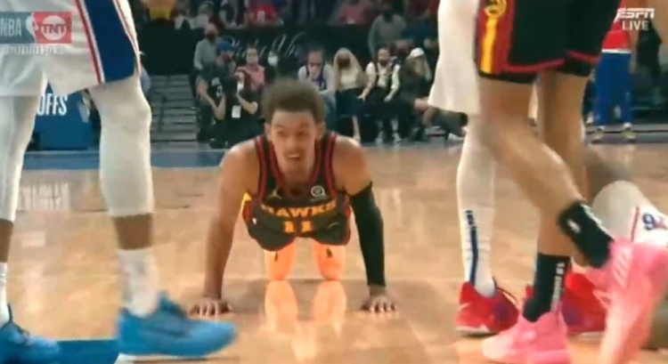 【影片】他又裝起來了！吹楊急停剎車造Howard「跳山羊」追尾，倒地後竟做起俯臥撐慶祝！-黑特籃球-NBA新聞影音圖片分享社區