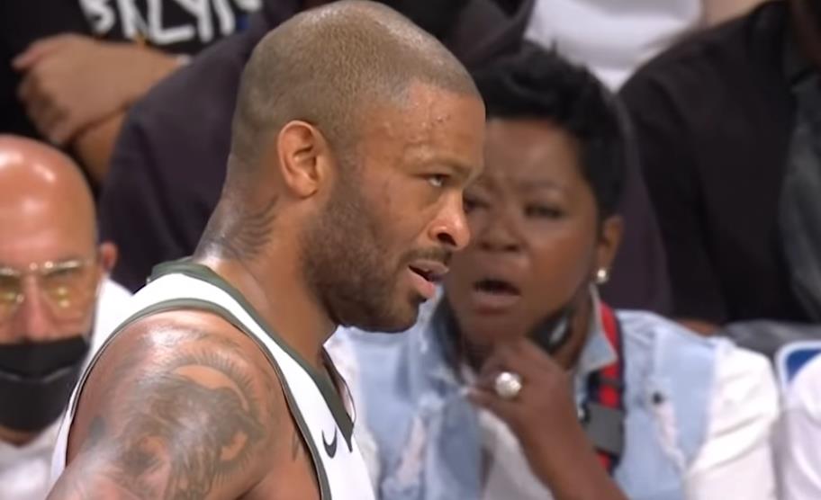 【影片】KD媽媽比賽中嗆聲Tucker:這是籃球,不是橄欖球!後者回應:我愛你!-黑特籃球-NBA新聞影音圖片分享社區