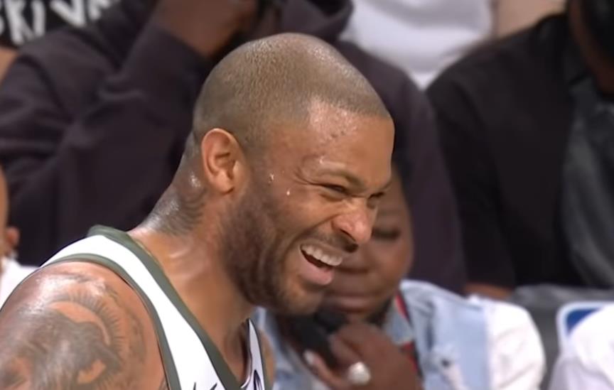 【影片】KD媽媽比賽中嗆聲Tucker:這是籃球,不是橄欖球!後者回應:我愛你!-黑特籃球-NBA新聞影音圖片分享社區